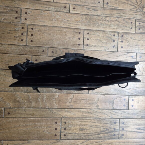 Art portfolio bag, 20" x 26" x 4" with adjustable shoulder strap, black - Picture 6 of 7